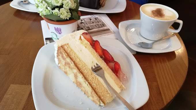 Stück Erdbeertorte auf weißem Teller im Liquid Beans Café in Bietigheim-Bissingen