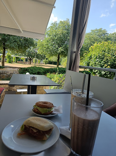 Frühstück mit Sandwich und Eiskaffee auf der Terrasse