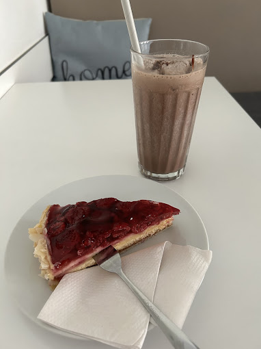 Stück Erdbeerkuchen mit Schokomilchshake im Liquid Beans Café