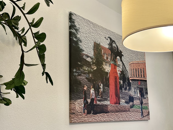 Wandbild mit historischem Rathaus im Innenraum des Liquid Beans Cafés