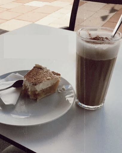 Stück Tiramisu-Kuchen und Eiskaffee im Liquid Beans Café