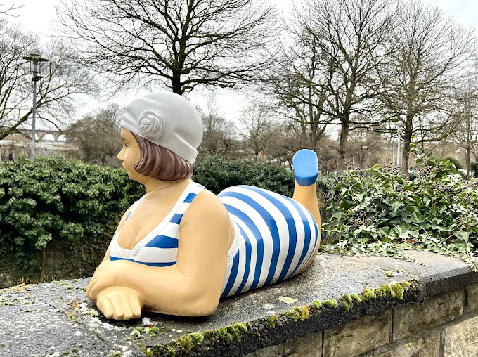 Skulptur einer Badenden im Stadtgarten nahe dem Liquid Beans Café