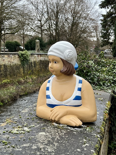 Skulptur einer Badenden am Flussufer nahe dem Liquid Beans Café