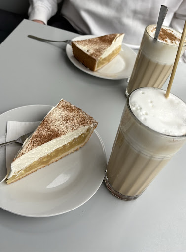 Zwei Stück Kuchen mit Eiskaffee im Liquid Beans Café