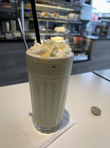 Vanille Milkshake mit Sahne im Liquid Beans Café