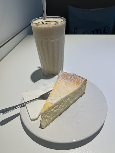 Stück Käsekuchen mit Eiskaffee im Liquid Beans Café